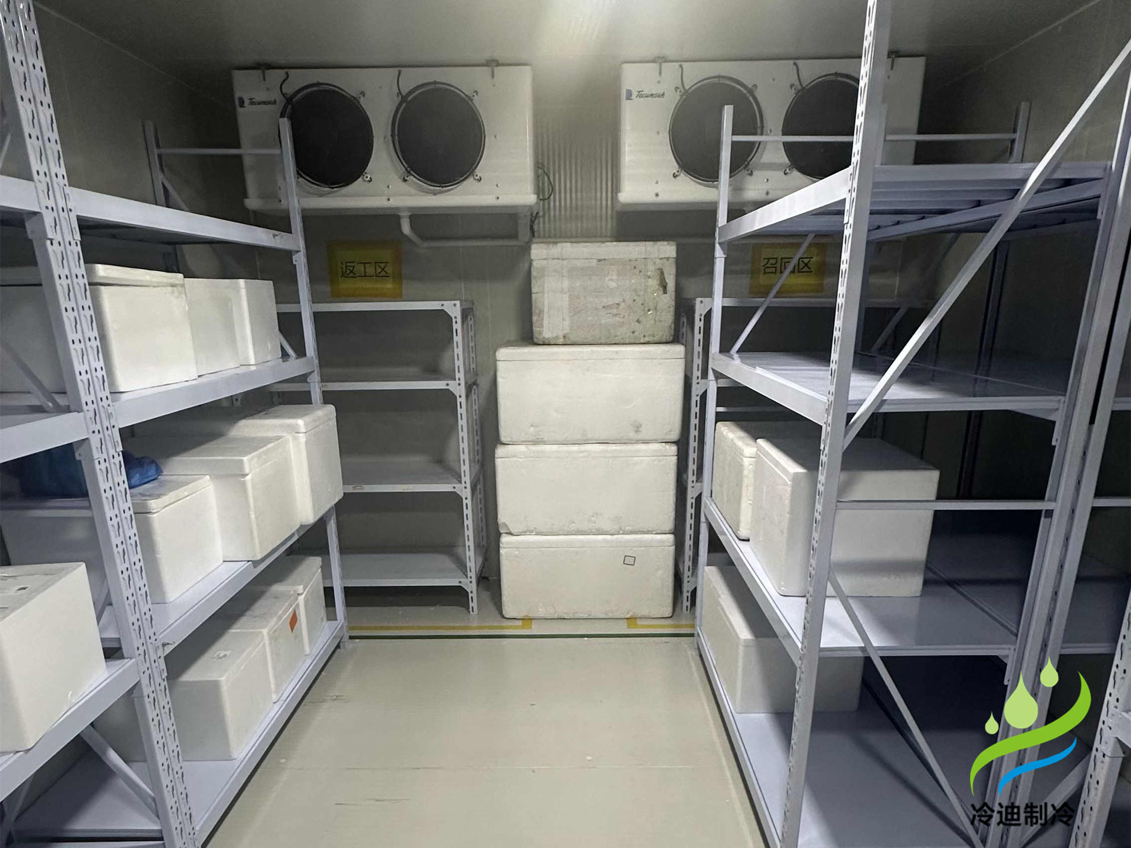 花3萬元可以建造20-30平方的果蔬保鮮冷庫，10-20平方的-18℃冷凍庫，10-30平方的食品恒溫冷庫，20立方標準醫(yī)藥冷庫。配置采用六面體設(shè)計，聚氨酯保溫板搭建庫體，內(nèi)置吊頂式冷風機，搭配艾默生谷輪機組，新亞洲智能節(jié)能電控箱，手動半埋門，搭配風幕機，此類配置是比較常見，也是較為穩(wěn)定的，小型冷庫可以訂制移動款，集裝箱或活動式，全國乃至國外均可發(fā)貨。